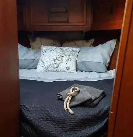 Bed & Boat Quo Vadis Yacht *